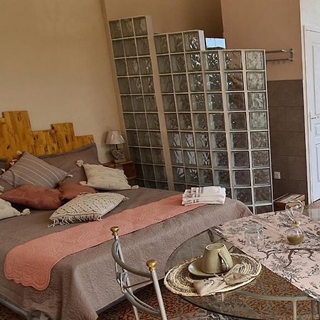 Chez Dedou Et Madou Bed and Breakfast Florensac Exteriör bild